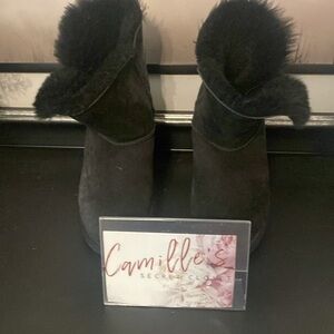 UGG Suede Boots
Size: 5.  (4367)